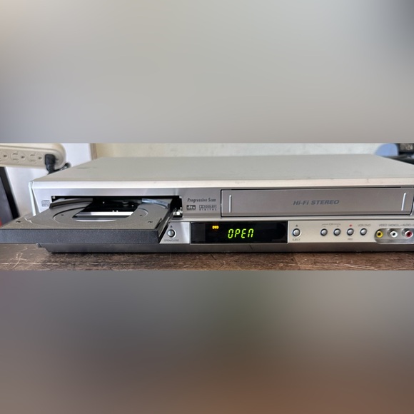 JVC HR-XVC17SU DVD JVS CD Combo Hi-Fi Stereo Player Video Cassette Recorder - Picture 9 of 14